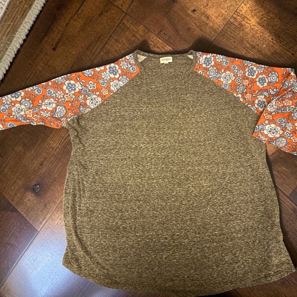 Women’s LuLaRoe quarter length sleeve - raglan sleeves size 2x